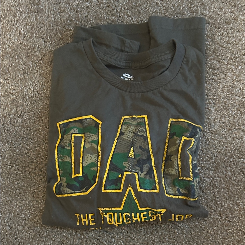 Gildan Mens Black T-Shirt with Camo and Yellow 'Dad' Graphic